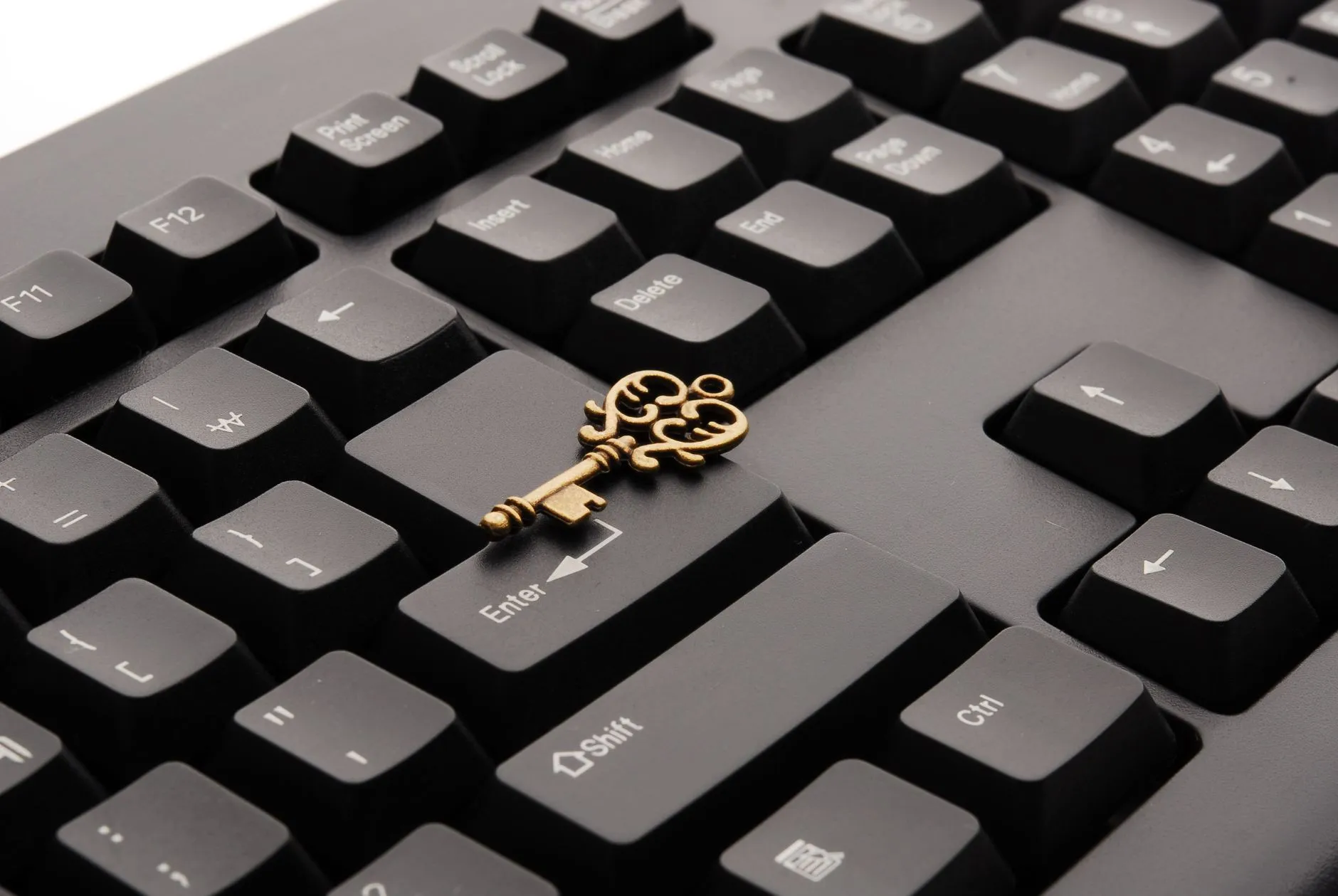Llave antigua sobre el teclado de un ordenador