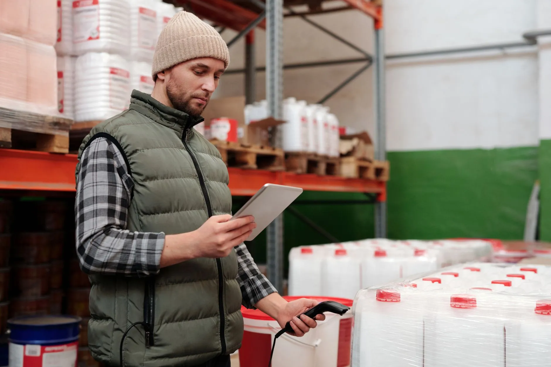 Responsable de almacén controlando el inventario con una tableta