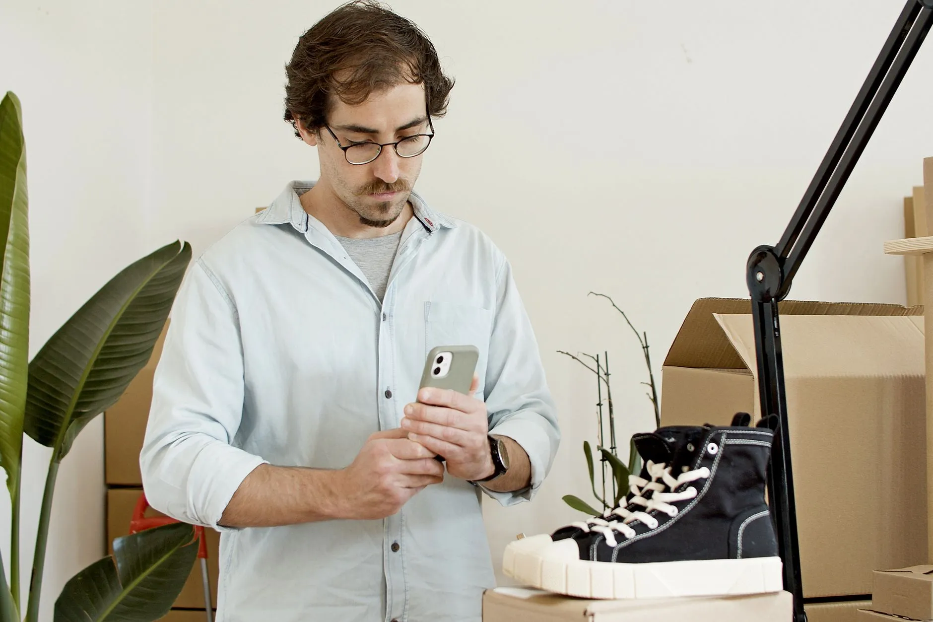 Emprendedor fotografiando con el móvil un producto para sus redes sociales